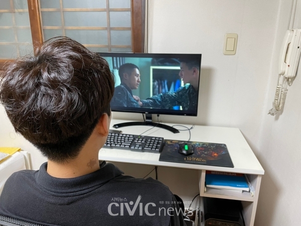 한 남자가 집에서 요즘 유행하는 Netflix 드라마 ‘D.P.’를 시청하고 있다(사진 : 취재기자 홍성우).
