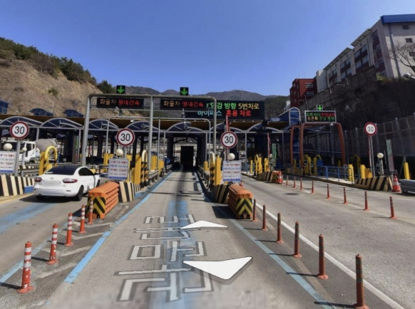 부산의 대표적인 민자도로인 백양터널은 경차 500원, 소형차 900원, 중형 이상 차량에 대해서 1400원의 교통비를 받고 있다(사진: 백양터널 톨게이트 거리뷰 캡쳐).