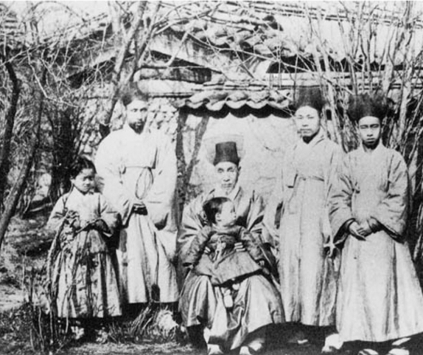 홍만식 선생의 가족 사진으로 왼쪽에서 두 번째가 홍만식 선생의 모습이다(사진: 국가보훈처 제공).