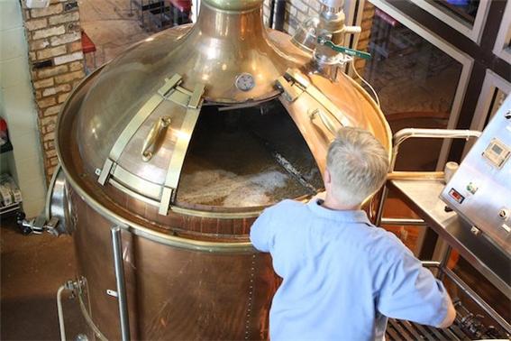 한 직원이 양조장에서 제조법에 따라 맥주를 제조하고 있다(사진: pixabay 무료이미지).