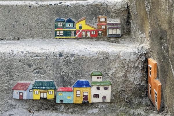 계단 중간쯤 위치한 아기자기한 그림으로 초량 마을의 집들을 형상화하고 있다(사진: 취재기자 정은희).