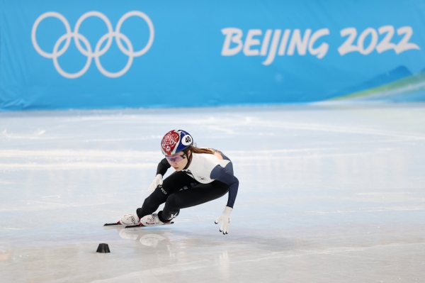 최민정 선수가 쇼트트랙 경기 중 넘어져 2022 베이징 동계올림픽 쇼트트랙 여자 500m 준결승에서 탈락했다(사진: 한국 올림픽 트위터 제공).