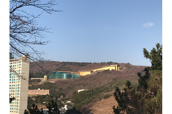 경성대학교에서 바라본 스노우캐슬의 모습. 스노우캐슬은 부산에 거주하는 시민들이라면 대부분 알고 있는 부산의 대표적인 흉물이다(사진: 취재기자 허시언).