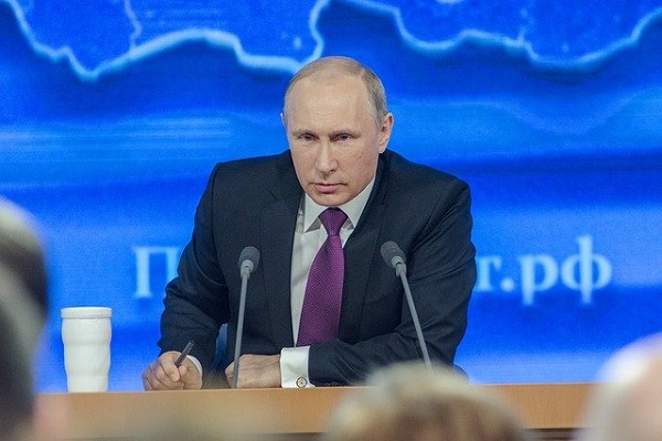 전 세계의 보이콧을 받는 러시아의 푸틴 대통령이 사람들 앞에 앉아 있다(사진: pixabay 무료 이미지).