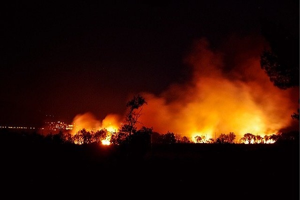 원인 모를 발화로 시작된 불이 울진-삼척 지역을 빠르게 뒤덮고 있다(사진: pixabay 무료 이미지).