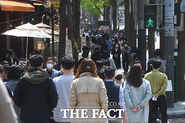 오는 2일부터 야외 마스크 착용 의무가 해제되는 등 거리두기가 점차 완화됨에 따라 서울 중구 시청역 일대에 사람들이 붐비고 있다(사진: 더팩트 제공).
