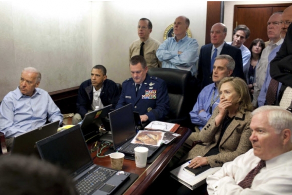 미국 버락 오바마 대통령은 직접 회고록을 집필, 재임 중의 선택과 사고 과정을 솔직하게 설명했다(사진; 빈 라덴 사살 작전 때의 오바마, 오바마 자서전).