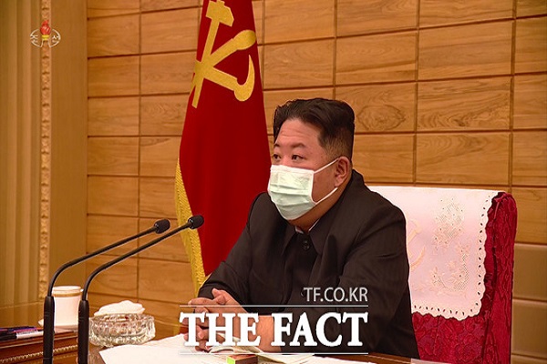 김정은 위원장이 회의에서 마스크를 착용하고 있다(사진: 더팩트 제공).