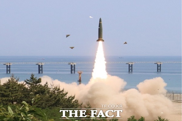 북한의 미사일 발사에 대응해 한국군이 ‘현무-2’ 지대지 미사일을 발사하고 있다(사진: 더팩트 제공).