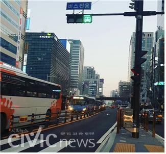 부산 서면지역의 저녁 퇴근길 BRT 도로만 뚫려 있는 모습(사진: 취재기자 김신희).