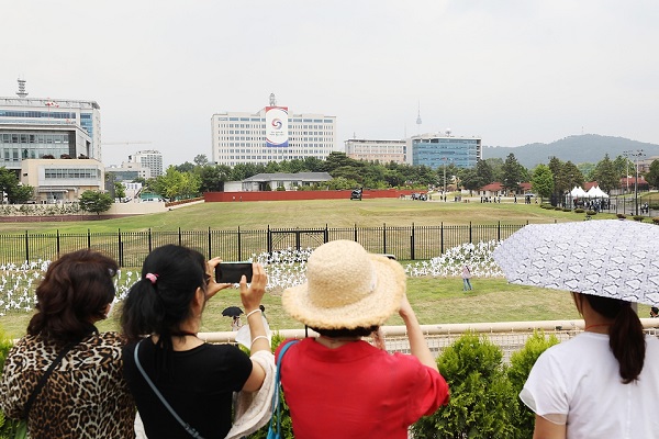 시범 개방을 시작한 10일 시민들이 용산공원을 둘러보고 있다(사진: 국민소통실 제공).