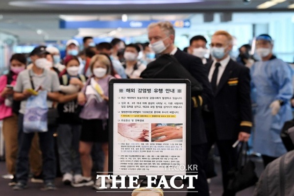 인천국제공항 제1여객터미널 입국장에 원숭이두창 안내문이 게시돼 있다(사진: 더팩트 제공).