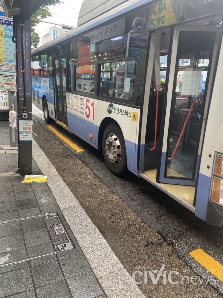 부산시 시내버스 51번이 대연역 앞을 지나가고 있다(사진: 취재기자 김연우).