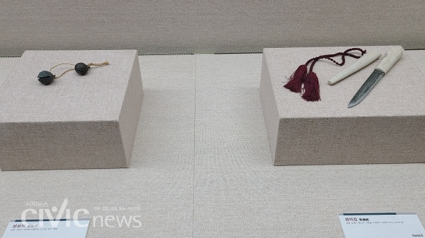 남명이 유품인 성성자(방울)와 경의검. 늘 깨어있으라는 가르침을 던져 준다(사진: 박창희 기자).
