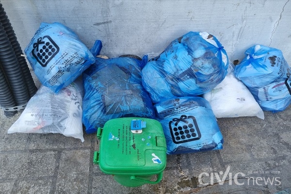 부산시 남구 원룸가에 생활 쓰레기가 배출돼있다(사진: 취재기자 하미래).