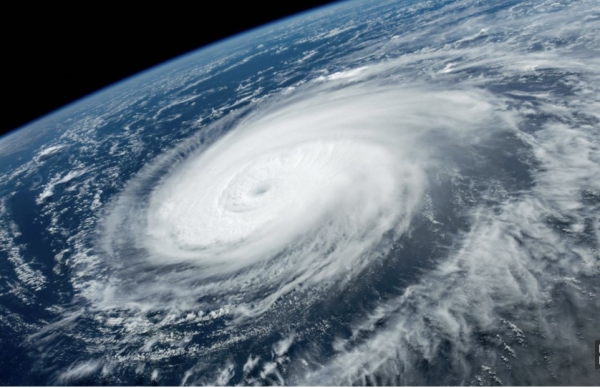'나사 지구관측소'(NASA Earth Observatory)는 최근 '오늘의 사진'으로 우주에서 촬영한 제11호 태풍 힌남노 사진을 꼽았다. 대만 인근에서 북상 중인 힌남노 모습과 그 한가운데 선명한 '태풍의 눈'(사진; NASA 지구관측소 홈페이지).