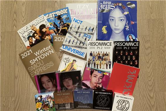 한 팬이 포토 카드를 모으기 위해 구매한 많은 실물 앨범이 쌓여 있다 (사진: 취재기자 조수경).