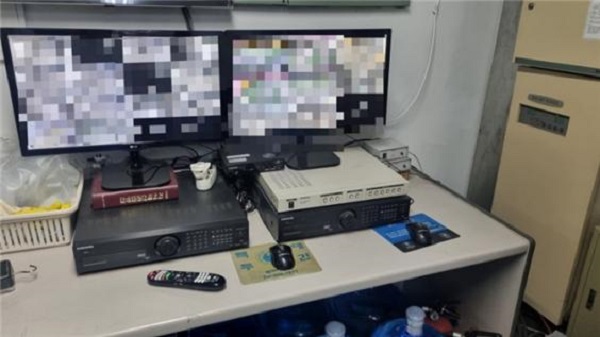 변호사 사무실이 있는 건물의 관리실에는 주요 장소만 감시하는 CCTV가 전부다 (사진: 취재기자 정세윤).