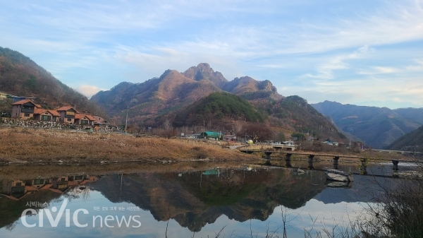 낙동강 소에 투영된 청량산의 기묘한 산봉우리들(사진: 박창희 기자).