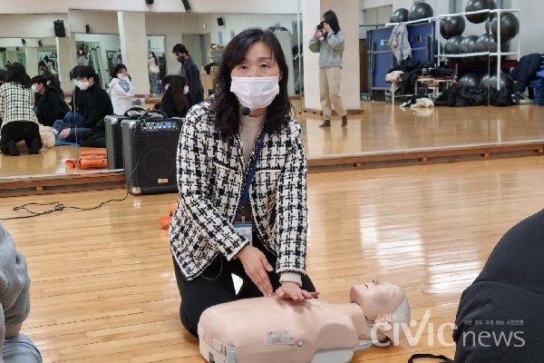 대한손상예방협회 고미경 팀장이 학생들에게 CPR 교육을 하고 있다(사진: 취재기자 하미래).