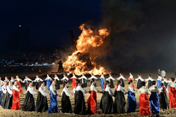 해운대 달맞이 온천축제에서 달집을 태우며 강강술래 행사를 하고 있다(사진:해운대구청 제공).