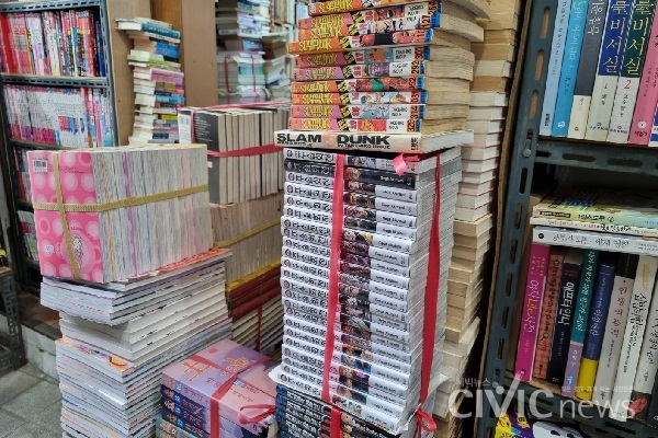 보수동 책방골목에는 다양한 분야의 책을 만날 수 있다. 특히 중고의 만화책 시리즈 전권을 세트로 판매하는 서점이 많아 사람들의 눈길을 끈다(사진: 취재기자 하미래).