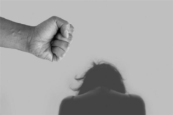 한 여성이 폭력을 당하고 있는 모습이다(사진: pixabay 무료 이미지).