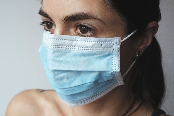 한 여성이 바이러스를 차단하기 위해 마스크를 쓰고 있다(사진: pixabay 무료 이미지).
