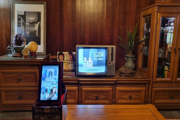 아모레부산 팝업 공간 중 'TV 영사실'에서 1950년대부터 1990년대까지의 광고가 나오고 있다(사진: 취재기자 윤유정).