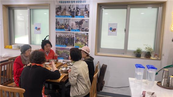 마을 주민들이 모여 점심 식사를 하고 있다(사진: 취재기자 박인영).