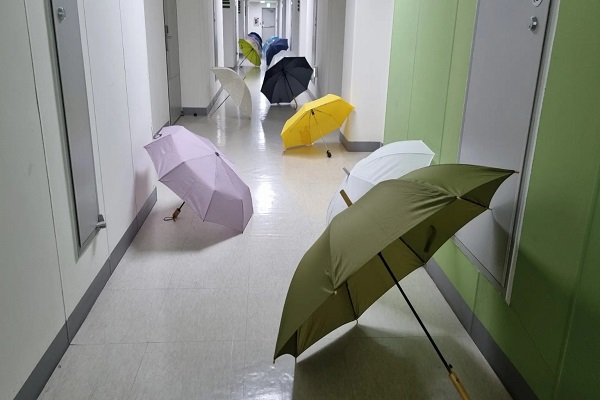 부산 모 기숙사 복도에 젖은 우산들이 펼쳐져 있다(사진: 취재기자 윤유정).
