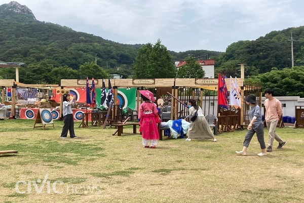 행사 참여자들이 기생, 도령과 함께 전통놀이를 즐기고 있다(사진 : 취재기자 장광일).