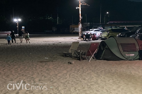 지난 11일 저녁 8시 임랑 해수욕장에는 많은 시민들이 차박과 캠핑을 즐기고 있다. 하지만 이는 금지되고 있다(사진 : 취재기자 장광일).