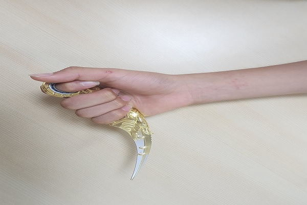 20cm 길이의 금속으로 된 장난감 칼이 학생들의 안전을 위협하고 있다(사진 : 취재기자 이창현).