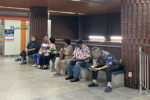 노인들이 지하철 대합실 의자에 앉아 담소를 나누고 있다(사진: 취재기자 강도은).