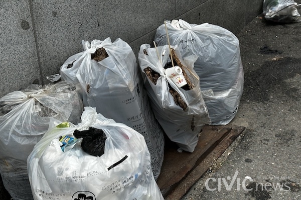 거리 쓰레기 봉투에 무작정 찔러 넣어져 있는 탕후루 쓰레기다(사진: 취재기자 손현아).