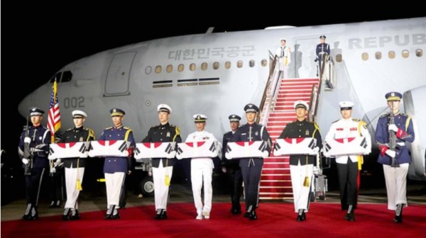 최근 미국에서 귀환한 국군 전사자 유해가 공군 다목적 공중급유 수송기 시그너스(KC-330)에서 내려지고 있다(사진: 대통령실).