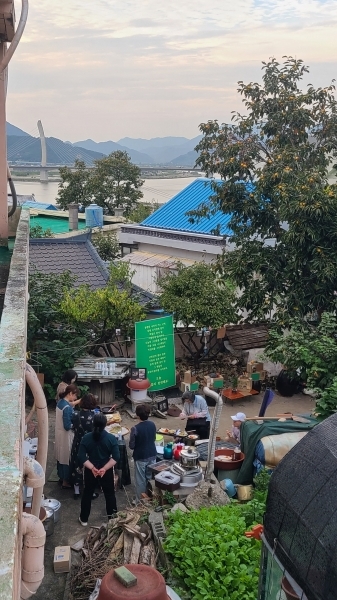 10월 6일 금곡동 감나무집에서 열린 공창막걸리 시음회 겸 마당전 모습(사진: 박창희 기자).