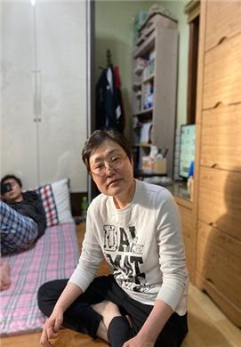 최인화(51) 씨가 자택에 앉아 취재기자와 인터뷰를 준비하고 있다(사진: 취재기자 최동현).