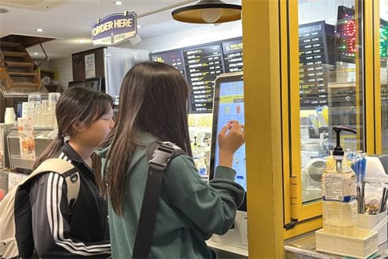 고등학생 서은우(오른쪽) 양이 친구와 함께 키오스크를 이용해 메뉴를 고르고 있다(사진: 취재기자 박소혜).