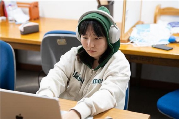 안은지 씨가 경성대학교에서 열심히 과제를 하고 있다(사진: 취재기자 김민우).