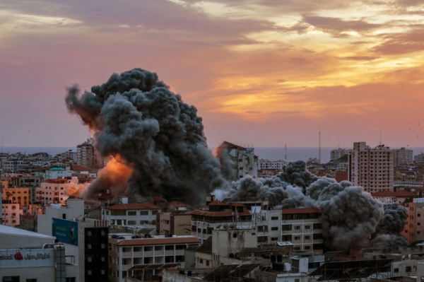 새 중동전쟁은 ‘예고 없는 전쟁’ 시대의 단적인 사례다(전쟁 속 화염에 휩싸인 가자지구(구글 이미지).