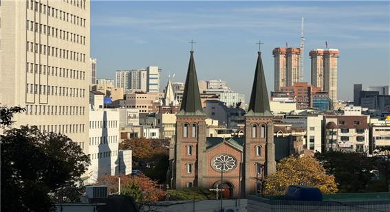 청라언덕 위쪽에서 바라본 제일교회(왼쪽)와 계산성당(오른쪽)의 모습이다(사진: 취재기자 김민우).