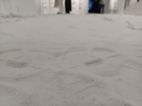 흰 눈을 연상하게 만드는 전시회장 바닥에 깔려 있는 흰 모래의 모습이다 (사진: 취재기자 명경민)