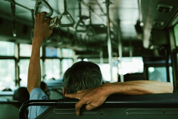 버스를 타고 있는 남성이다(사진: PIXABAY 무료 이미지).