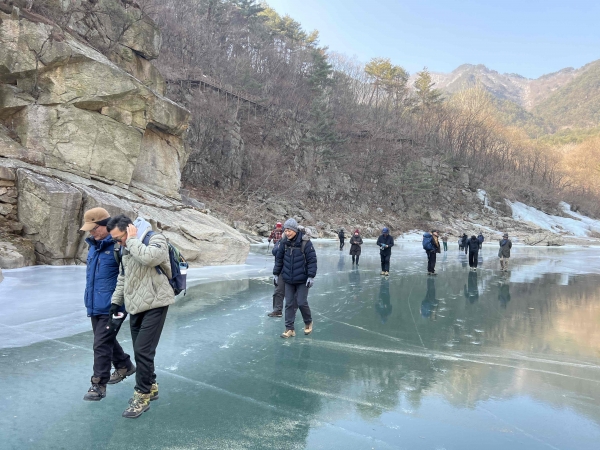 부산의 강우들이 낙동강 상류 비경길인 '하늘세평길'을 걷고 있다(사진: 생명그물 제공).